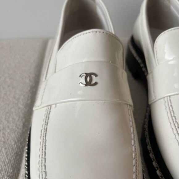 Chanel Patent Leather Flats - Picture 3 of 13